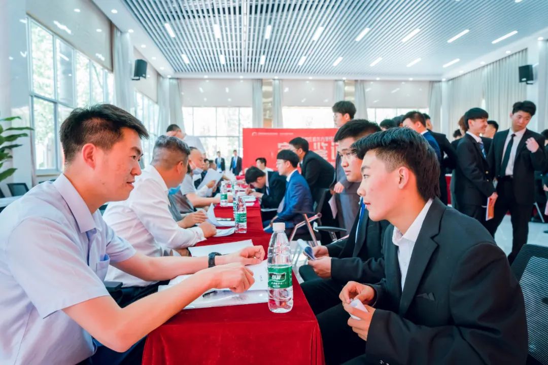 学厨师在餐馆学徒还是去新东方烹饪学校，哪个更明智？