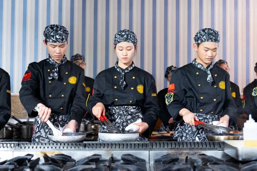 专科志愿滑档退档？征集志愿学校专业不喜欢没前途？不如转战“真香”赛道！河北新东方双高计划：高技能专才养成，高质量就业！